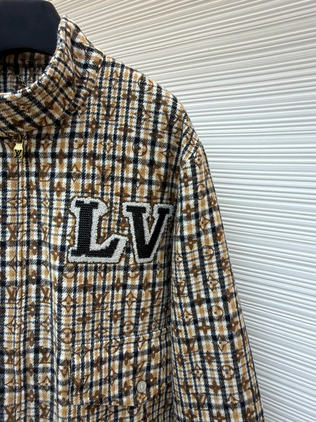 LOUIS VUITTON houndstooth presbyopic jacket ●Original version: Purchased and developed at 28599 ●Item number: 1681208-C45 ●Material: houndstooth fabric ●Technology: patch production ●Color: brown ●Version: Fitted version ●Weight: about 1050 grams ●Size: S-M-L-XL ●Description: Taking inspiration from the Dandy tailoring admired by British dog-walking gentlemen, with a full-frame Monogram The pattern revisits the Prince of Wales check. Beaded 1V patches and 1V Dog badges sit on the chest and back for an eclectic mix of preppy and edgy style. The overall routing is straight and delicate, the fabric is comfortable and soft, the color is consistent and there is no color difference, it can be matched with the same style to create a fashionable look, and can be used in various occasions, customized accessories, complete with three standards, the same style for men and women!